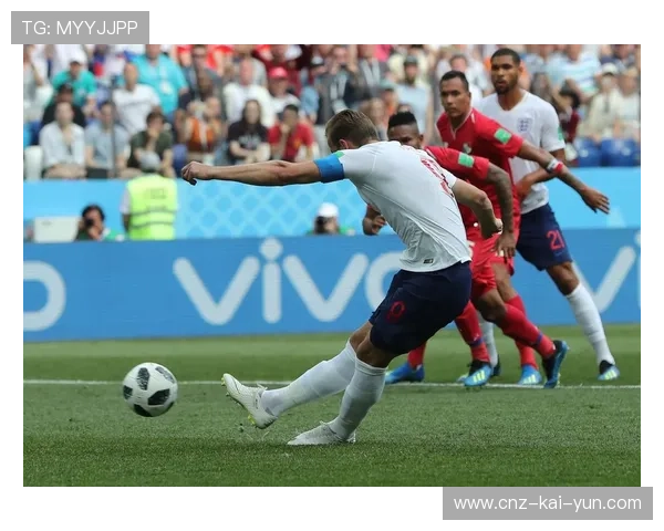 凯恩禁区外精准吊射险些破门