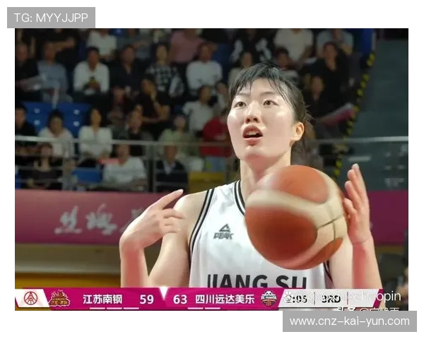 球员在赛场上完成关键抢断为球队赢得机会，球员在赛场上挥洒的青春的汗水